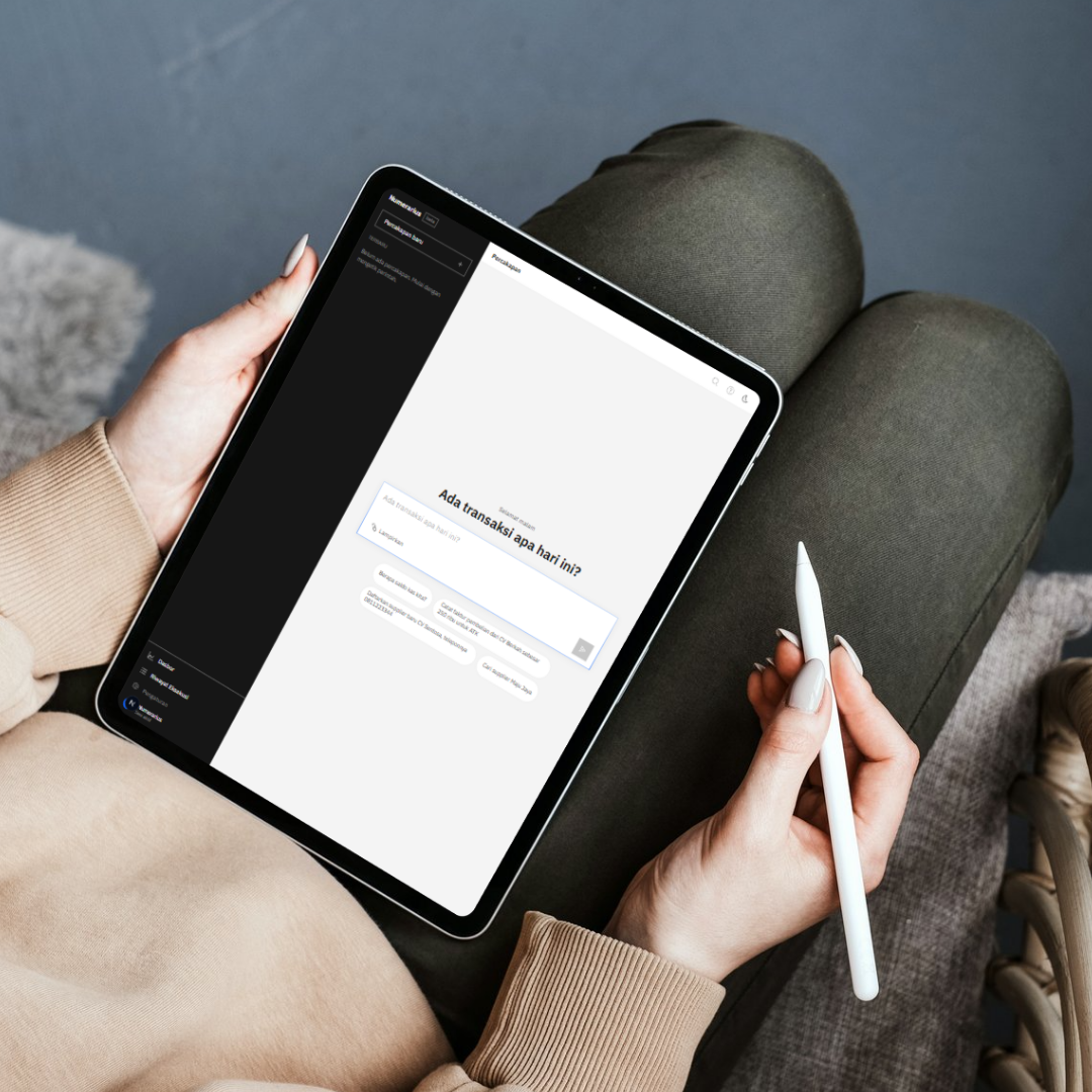 Tampilan Numerarius di tablet — antarmuka chat pembukuan yang simpel dan intuitif